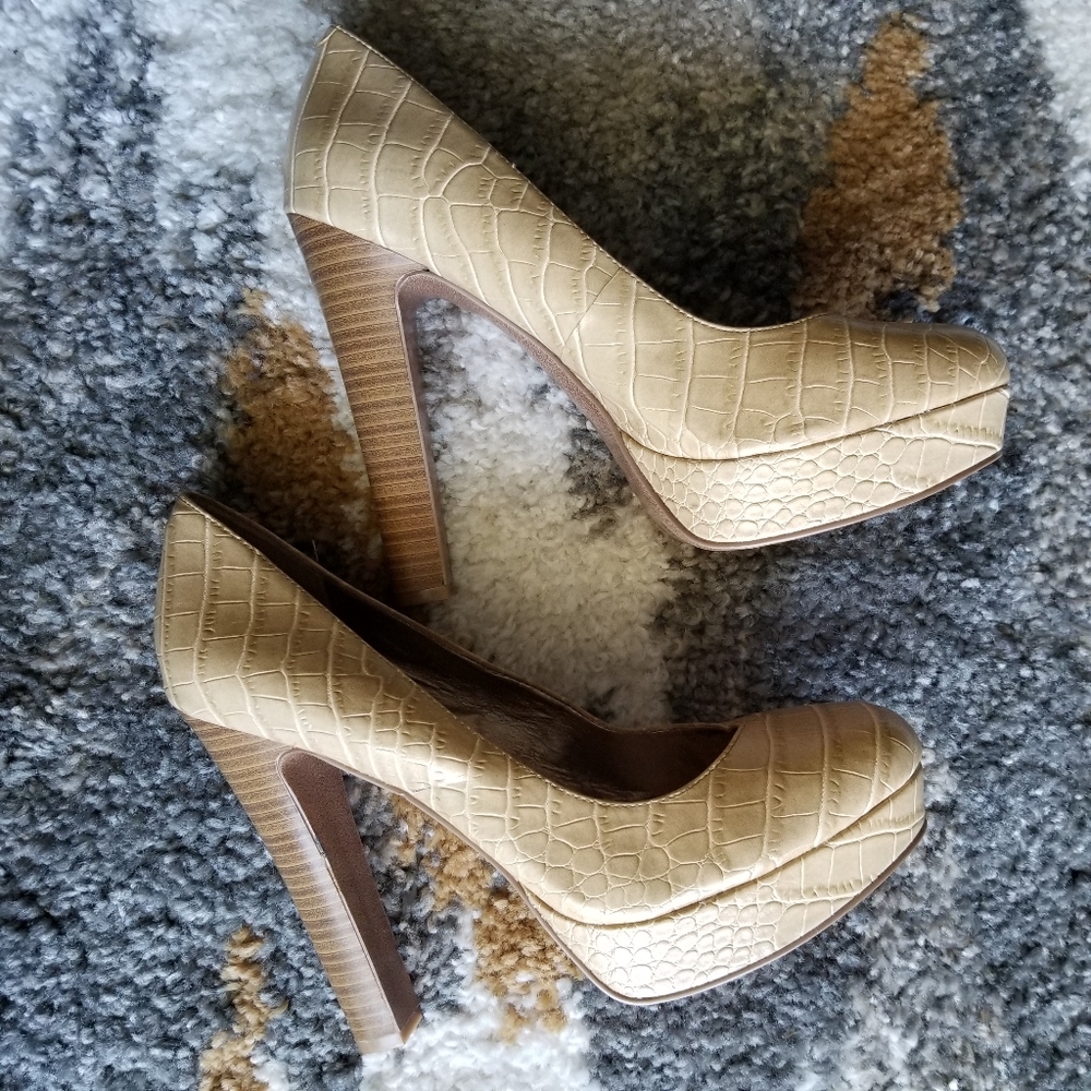 BCBGENERATION Jodie Platform Pumps Camel 8.5B NEW
